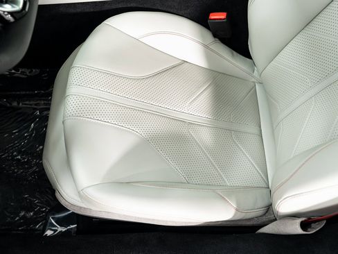 Used 2025 Aston Martin V8 Vantage Coupe RWD image 19
