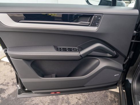 Certified 2025 Porsche Cayenne image 10