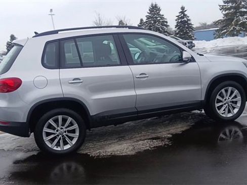 Used 2018 Volkswagen Tiguan Limited w/ Premium Package image 3