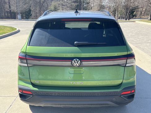 Certified 2025 Volkswagen Taos SE image 9