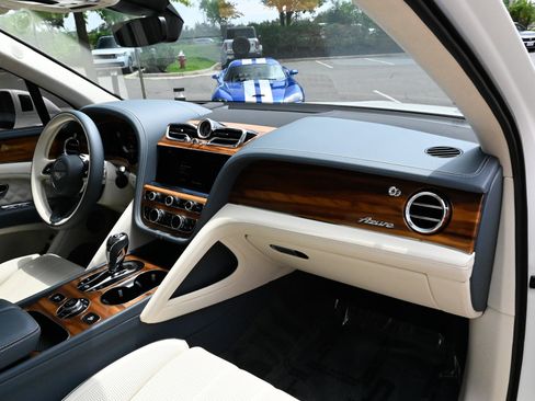 Used 2023 Bentley Bentayga AWD/4WD image 61