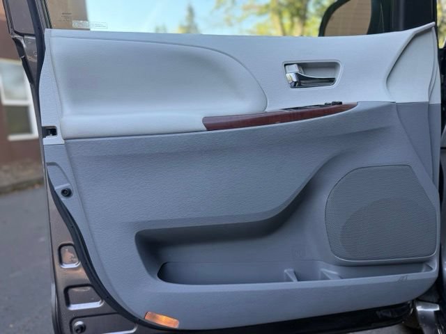 Used 2012 Toyota Sienna XLE FWD image 12