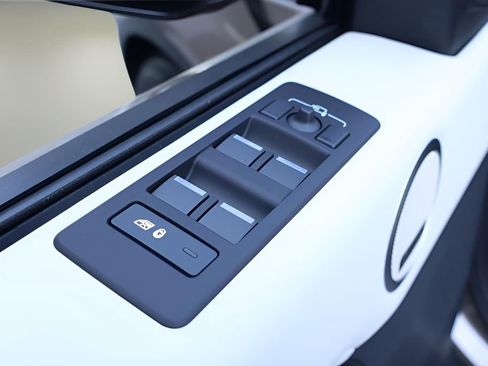 New 2026 Land Rover Discovery S image 11