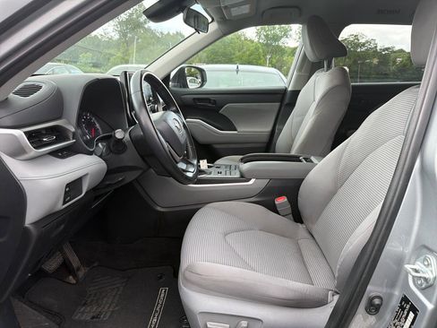 Used 2022 Toyota Highlander LE AWD/4WD image 19