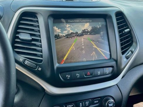 Used 2016 Jeep Cherokee Overland w/ Technology Group FWD image 13