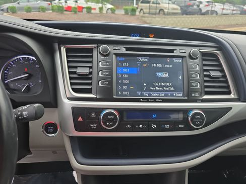 Used 2019 Toyota Highlander XLE AWD/4WD image 21