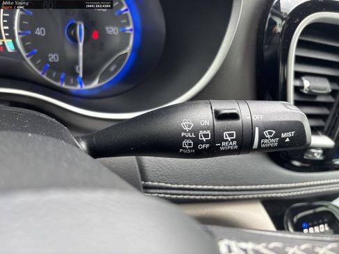 Used 2023 Chrysler Pacifica Touring-L FWD image 27