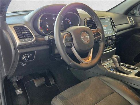 Used 2019 Jeep Grand Cherokee Altitude RWD image 9