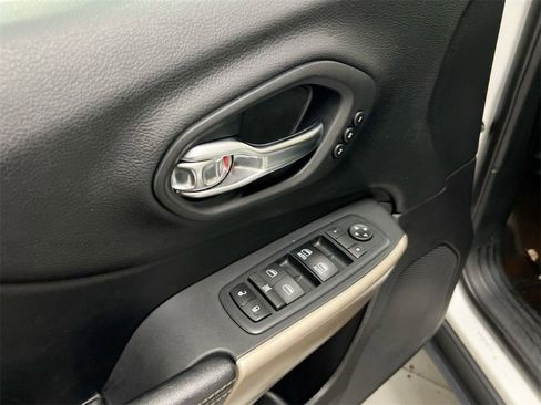 Used 2017 Jeep Cherokee Limited w/ Luxury Group image 21