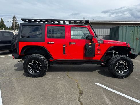 Used 2016 Jeep Wrangler Unlimited Sahara w/ Connectivity Group AWD/4WD image 9