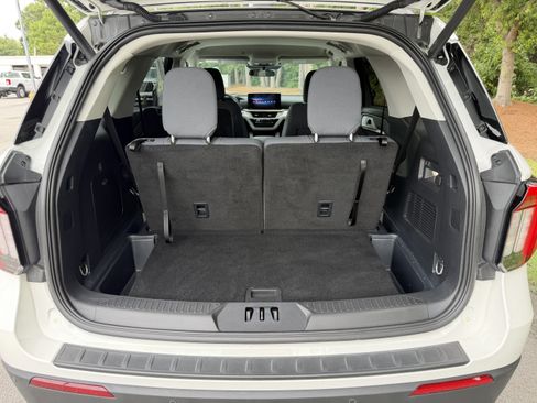 Used 2025 Ford Explorer Active RWD image 4