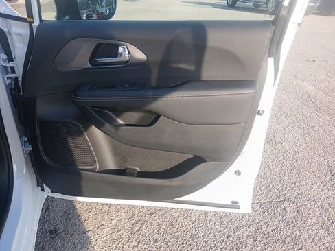 New 2026 Chrysler Pacifica Select image 32