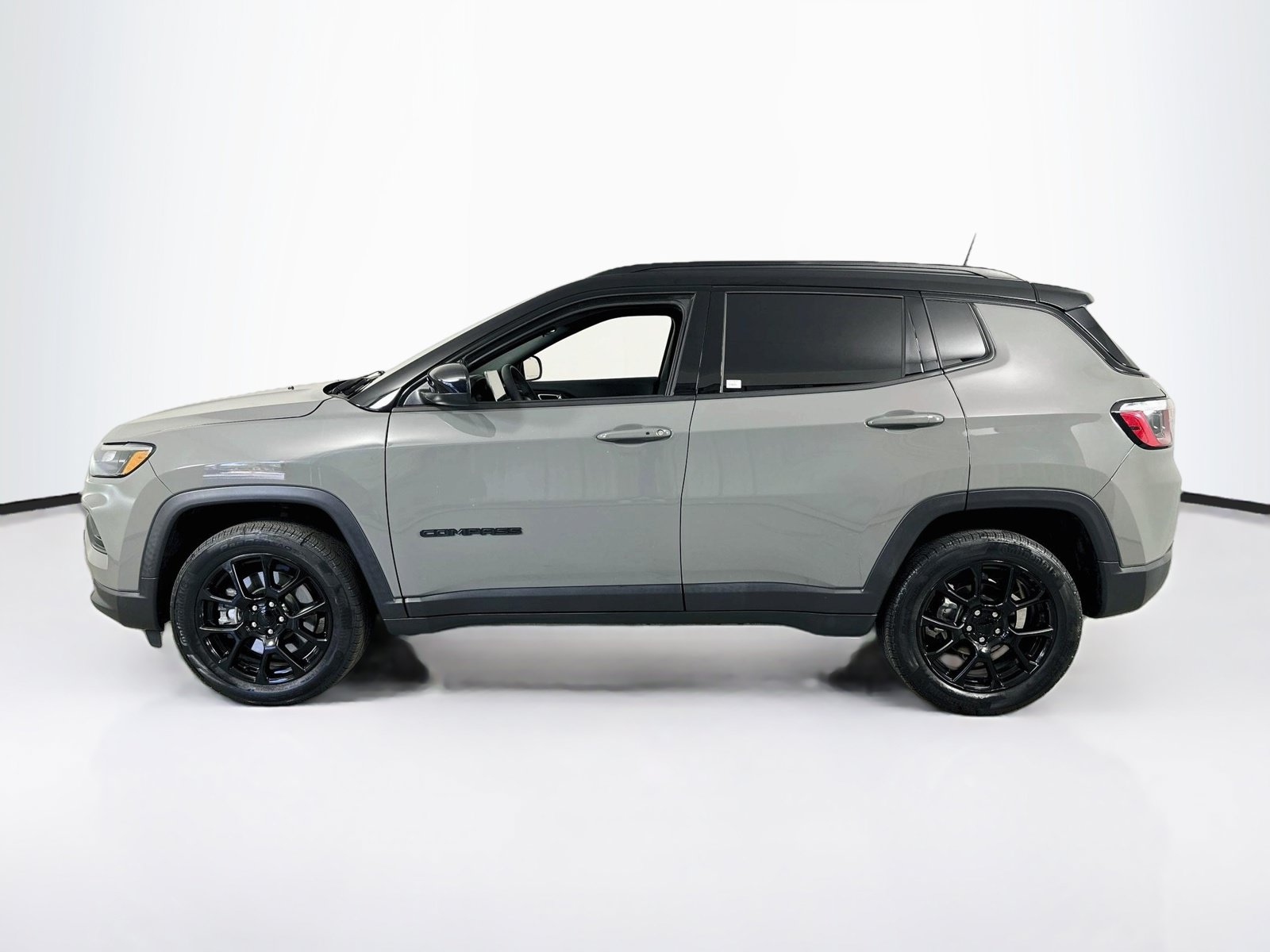 Used 2024 Jeep Compass Latitude w/ Convenience Group AWD/4WD image 8