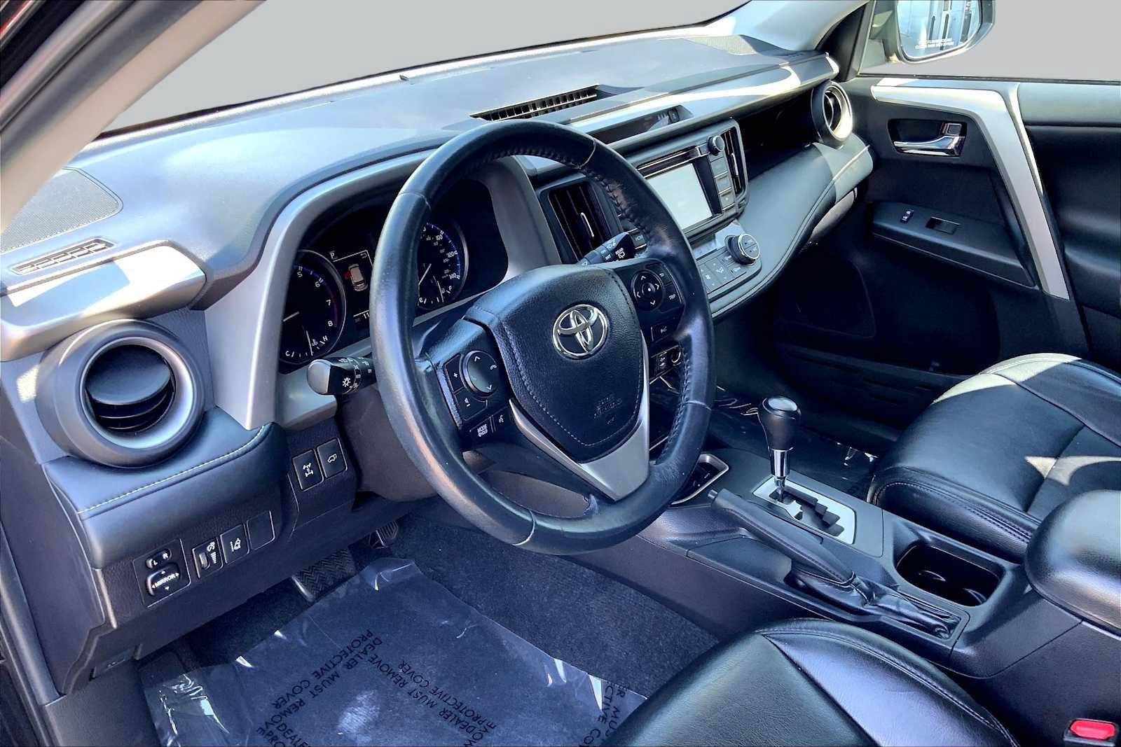 Used 2018 Toyota RAV4 XLE AWD/4WD image 14