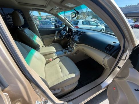 Used 2011 Toyota Highlander SE image 12
