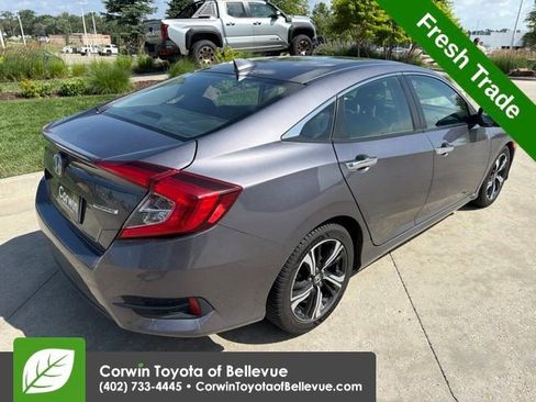 Used 2017 Honda Civic Touring image 3