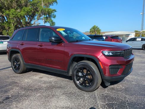 Used 2024 Jeep Grand Cherokee Altitude AWD/4WD image 2