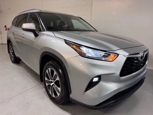Used 2020 Toyota Highlander XLE AWD/4WD image 1