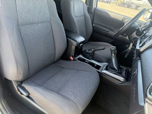 Used 2016 Toyota Tacoma TRD Off-Road w/ Premium & Technology Package image 11