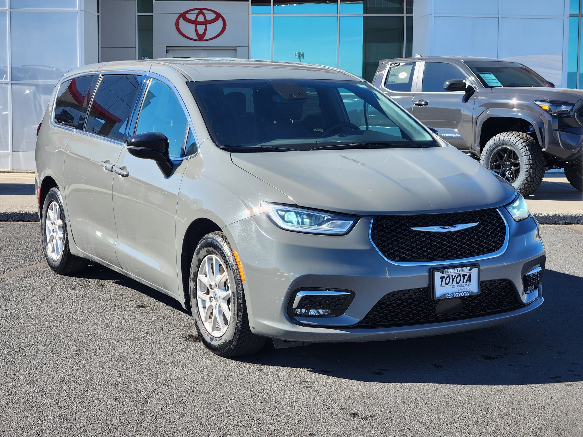 Used 2025 Chrysler Pacifica Select FWD image 1