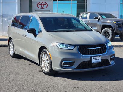 Used 2025 Chrysler Pacifica Select