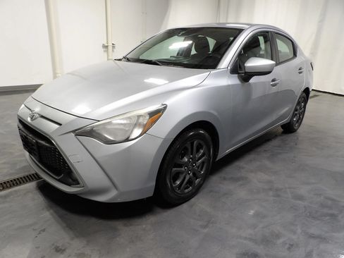 Used 2019 Toyota Yaris LE FWD image 3