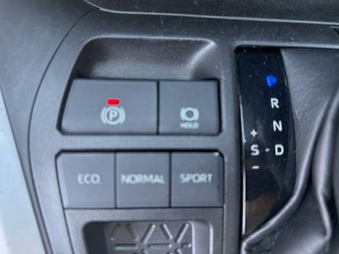 Used 2021 Toyota RAV4 LE FWD image 21