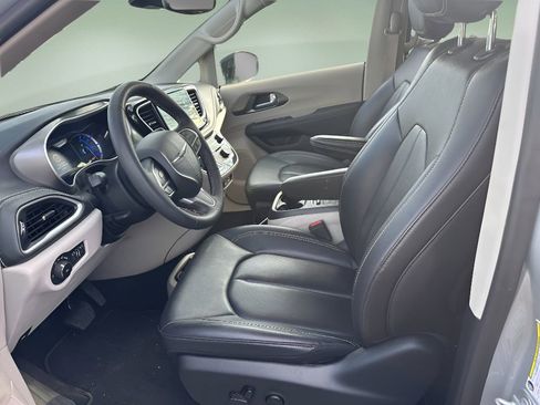 Used 2024 Chrysler Pacifica Select image 25