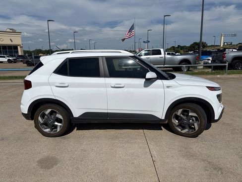 Used 2024 Hyundai Venue SEL FWD image 17