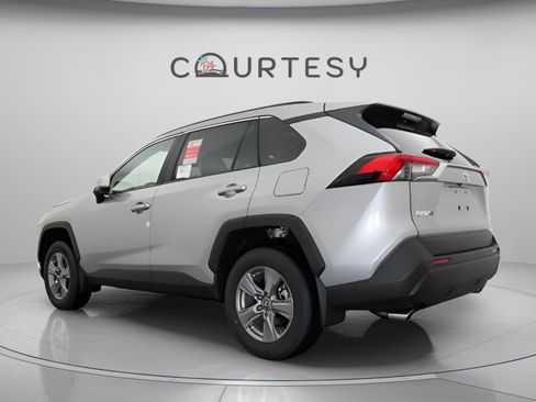 Used 2025 Toyota RAV4 XLE FWD image 7
