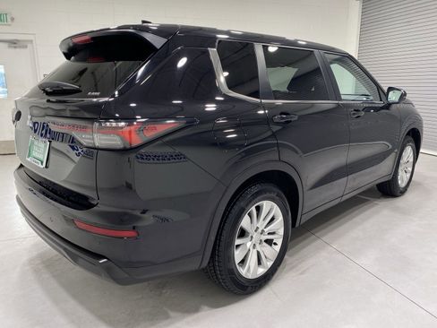 Used 2025 Mitsubishi Outlander ES image 8