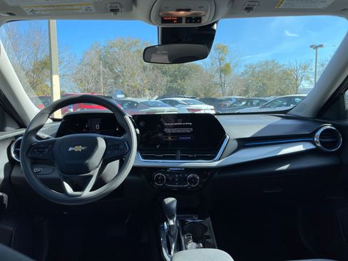 Used 2025 Chevrolet Trax LT image 32