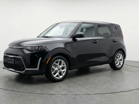 Used 2025 Kia Soul LX w/ LX Technology Package image 3