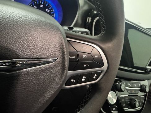 Used 2025 Chrysler Pacifica Select FWD image 4