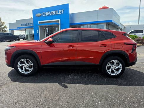 Used 2024 Chevrolet Trax LS w/ LS Convenience Package FWD image 3