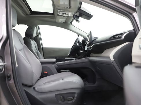 Used 2022 Toyota Sienna XLE FWD image 11