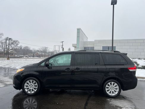 Used 2012 Toyota Sienna LE image 4