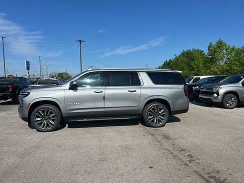 New 2026 Chevrolet Suburban LS w/ LS Custom Edition AWD/4WD image 4