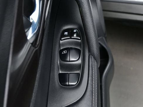 Used 2018 Nissan Rogue SV FWD image 10