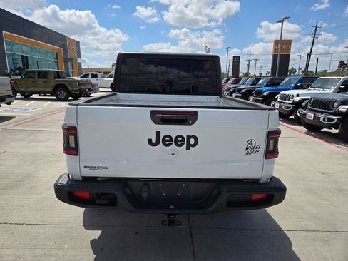 Used 2021 Jeep Gladiator Willys image 4