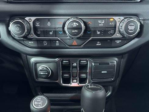 New 2025 Jeep Gladiator Sport image 19