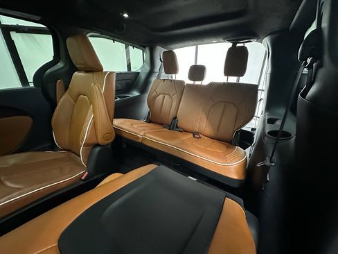 Used 2025 Chrysler Pacifica Pinnacle image 24