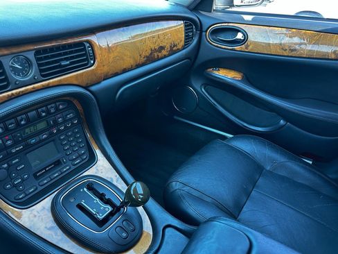 Used 2003 Jaguar XJ8 RWD image 64