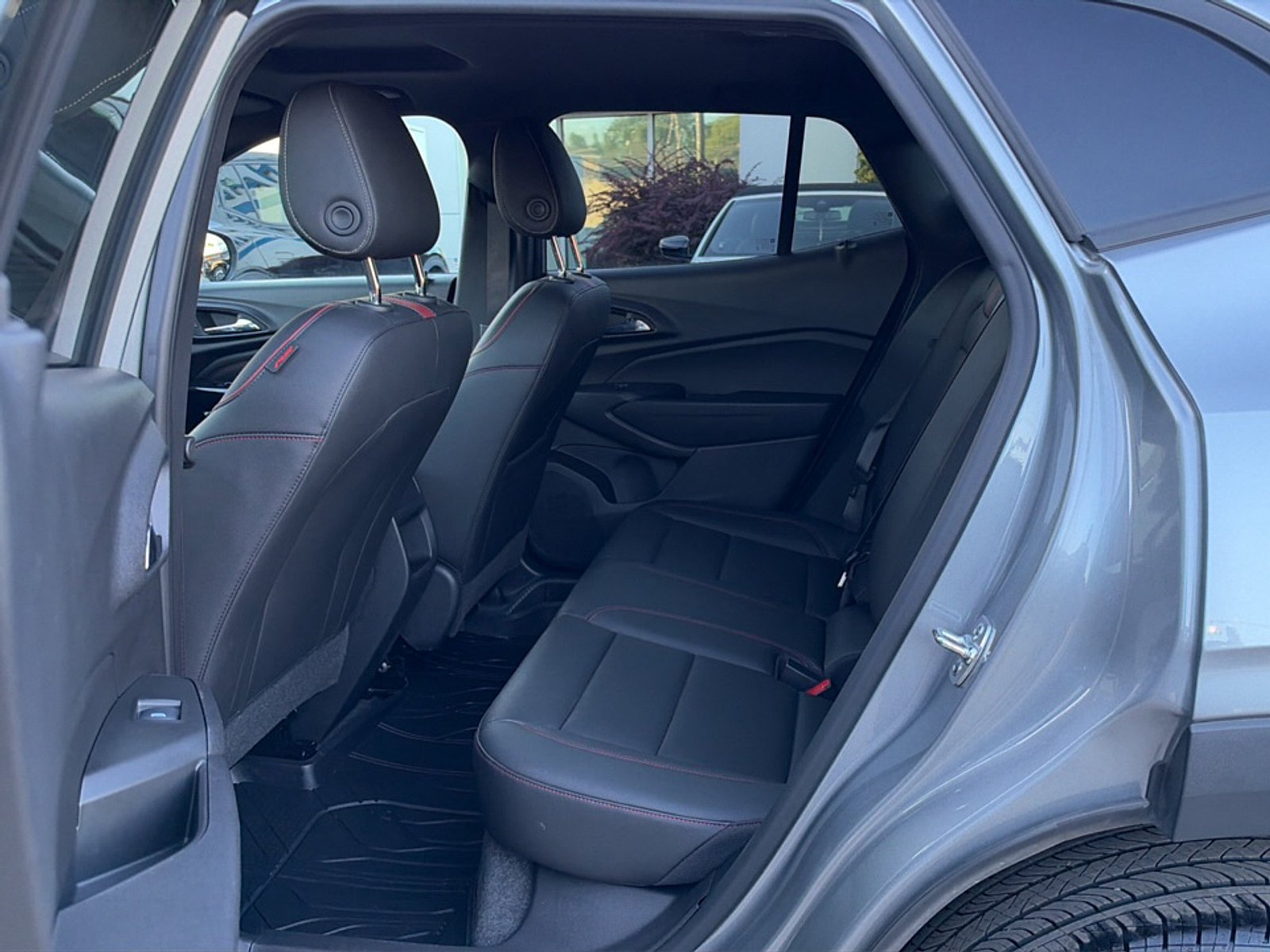 Used 2025 Chevrolet Trax RS w/ Sunroof Package FWD image 18