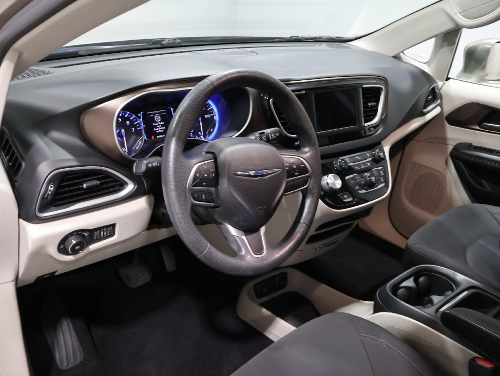 Used 2018 Chrysler Pacifica Touring Plus FWD image 16