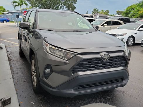 Used 2019 Toyota RAV4 XLE Premium FWD image 3