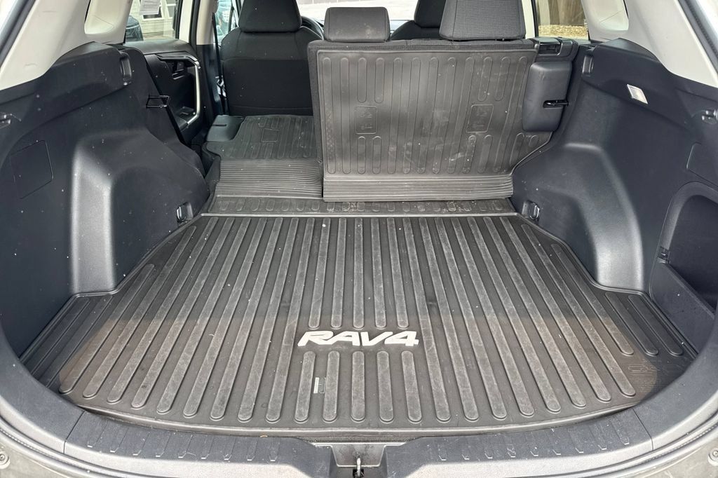 Used 2022 Toyota RAV4 LE AWD/4WD image 17