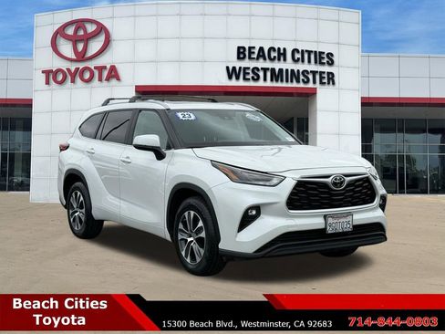Used 2023 Toyota Highlander XLE FWD image 2