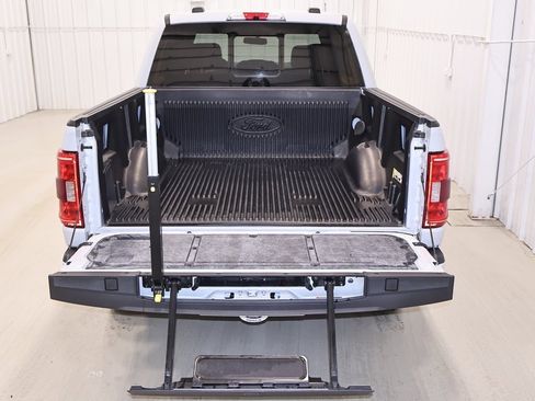 Certified 2022 Ford F150 XLT w/ Equipment Group 302A High image 40