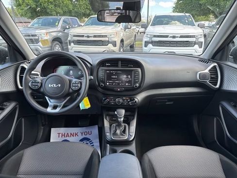 Used 2025 Kia Soul LX w/ LX Technology Package FWD image 11